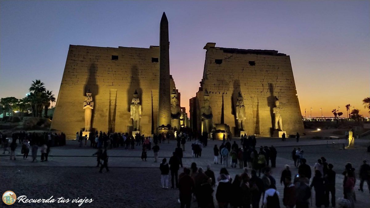 Entrada del Templo de Lúxor de noche