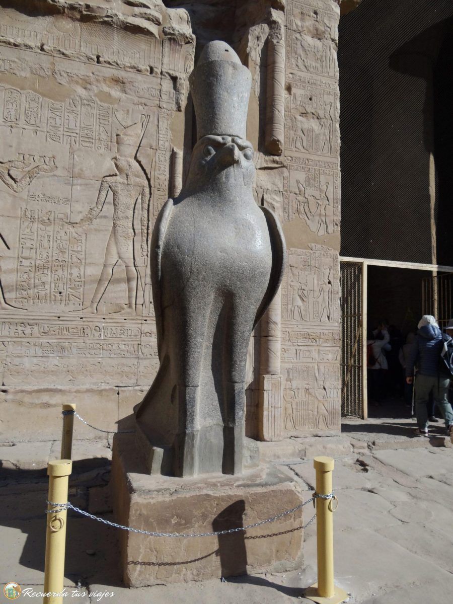 Horus con doble corona en el Templo de Edfú