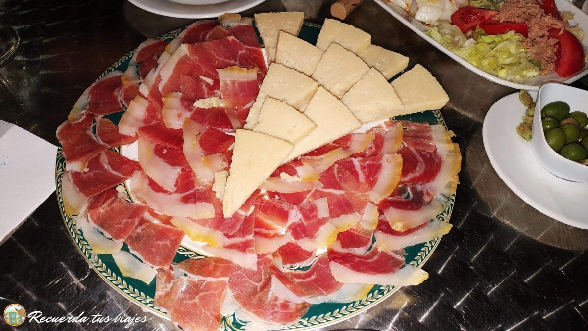 Ración de jamón y queso manchego