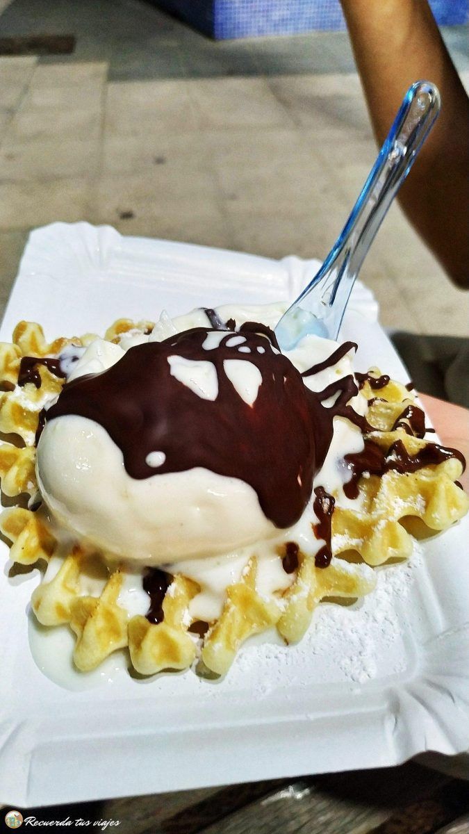 Gofre con helado de chocolate blanco con chocolate