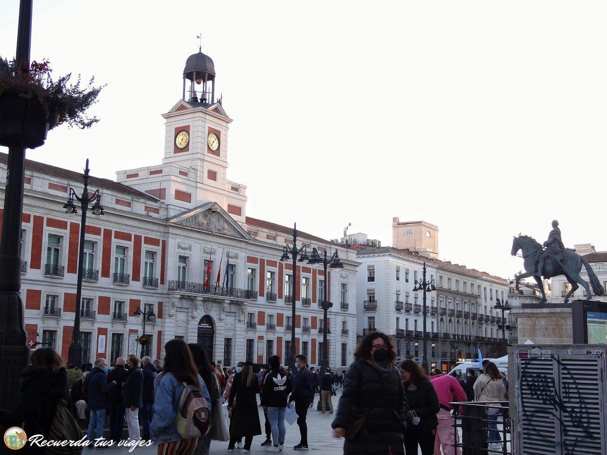 Edificio de la Comunidad de Madrid y reloj