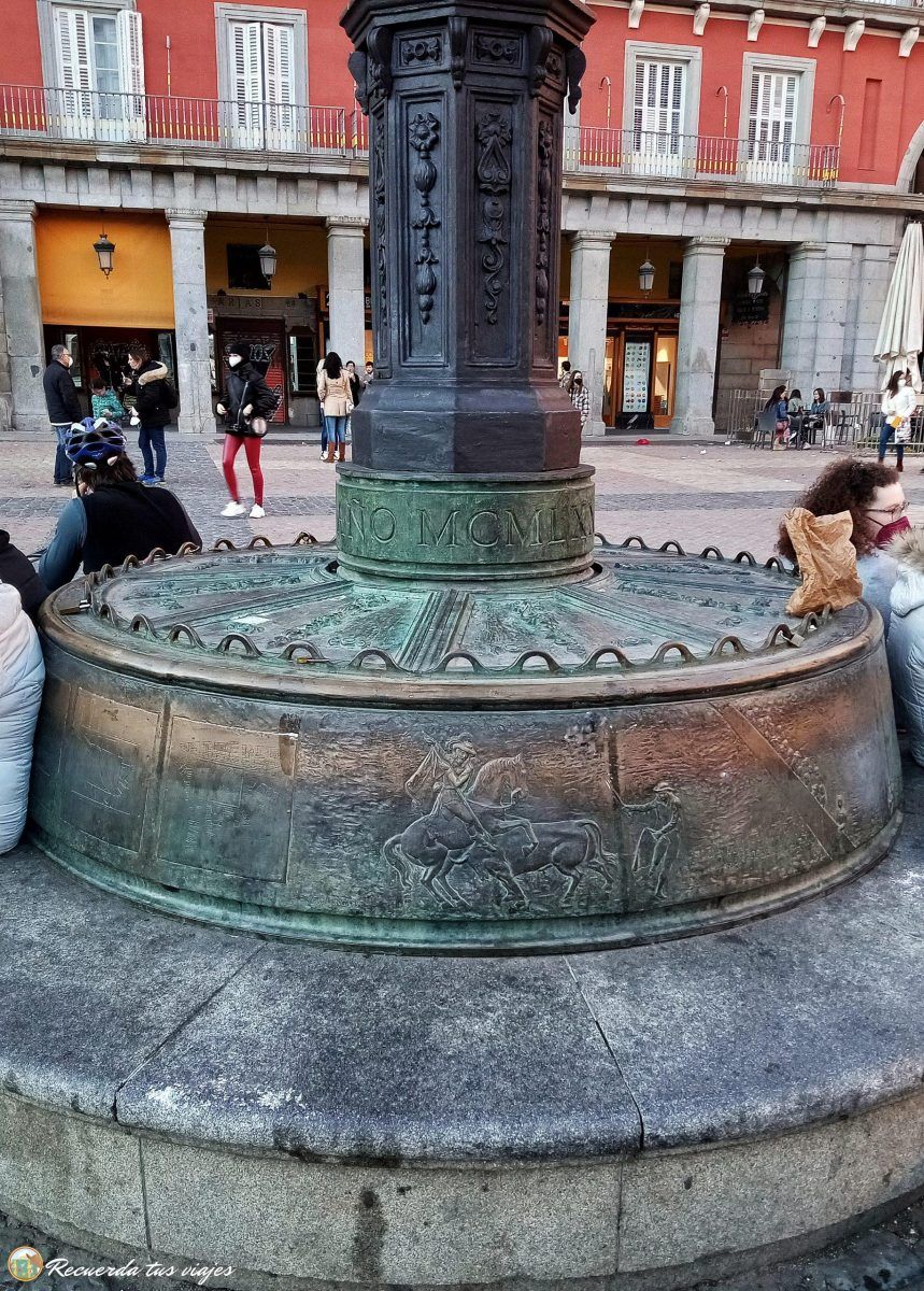Curiosidades de la Plaza Mayor de Madrid - Historia en las farolas