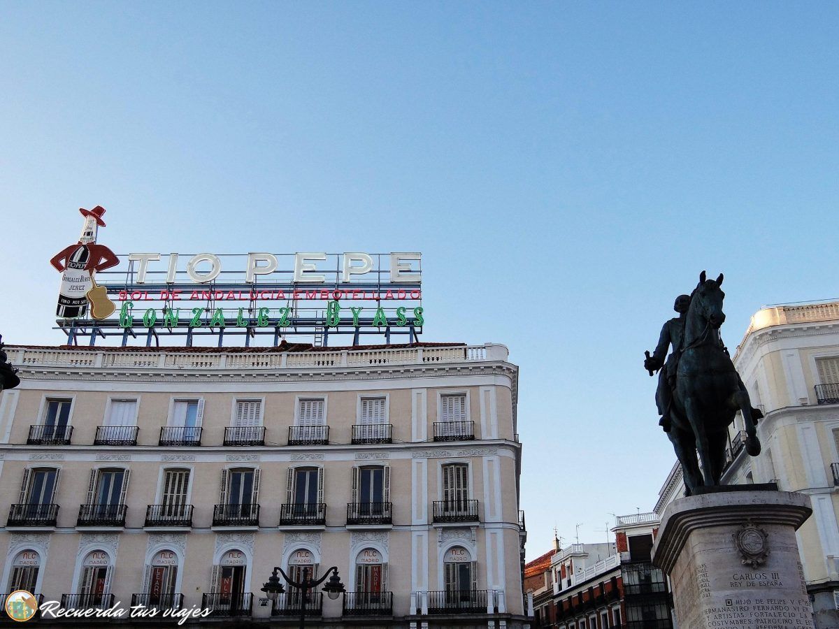 10 Curiosidades de la Puerta del Sol - Tío Pepe y Carlos III