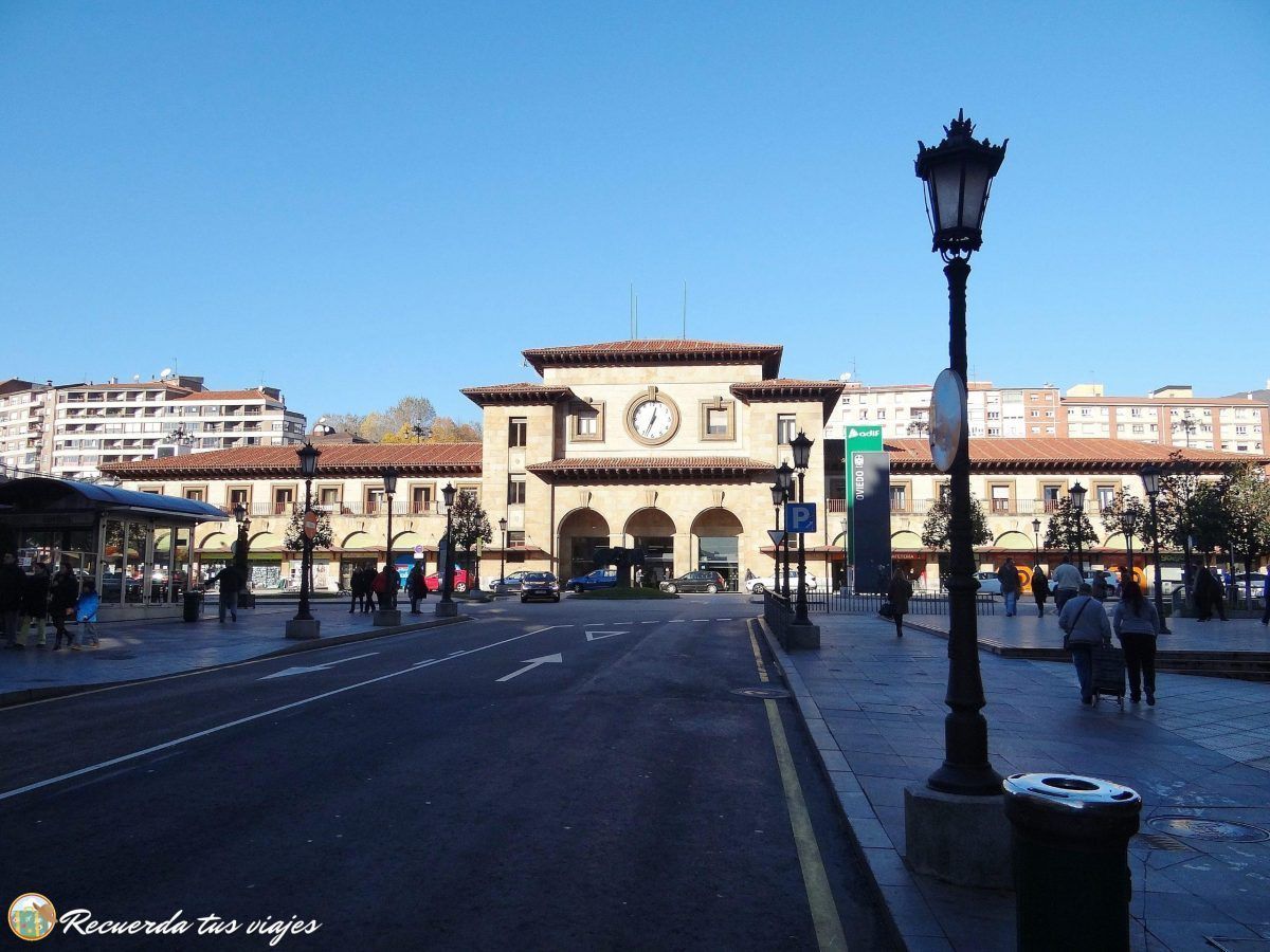 Calle Uría y estación del tren