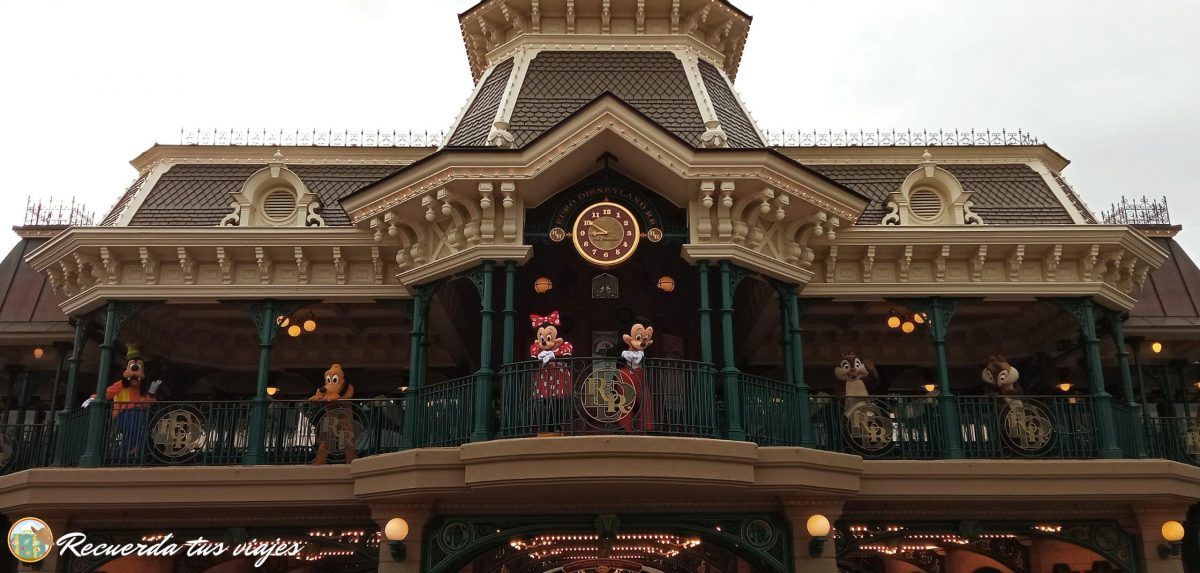 Trucos y curiosidades en Disneyland París
- Mickey, Minnie y amigos
