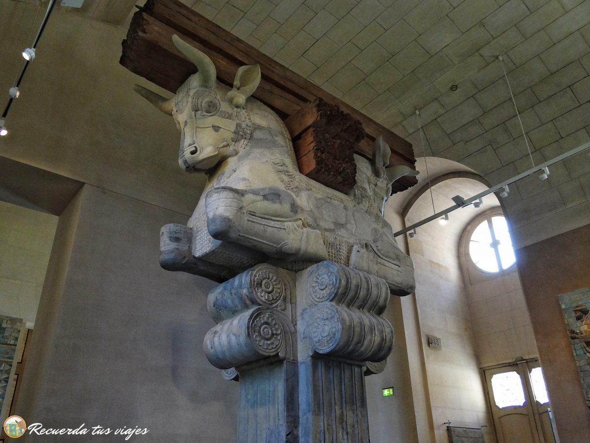 Columna con figura de toro