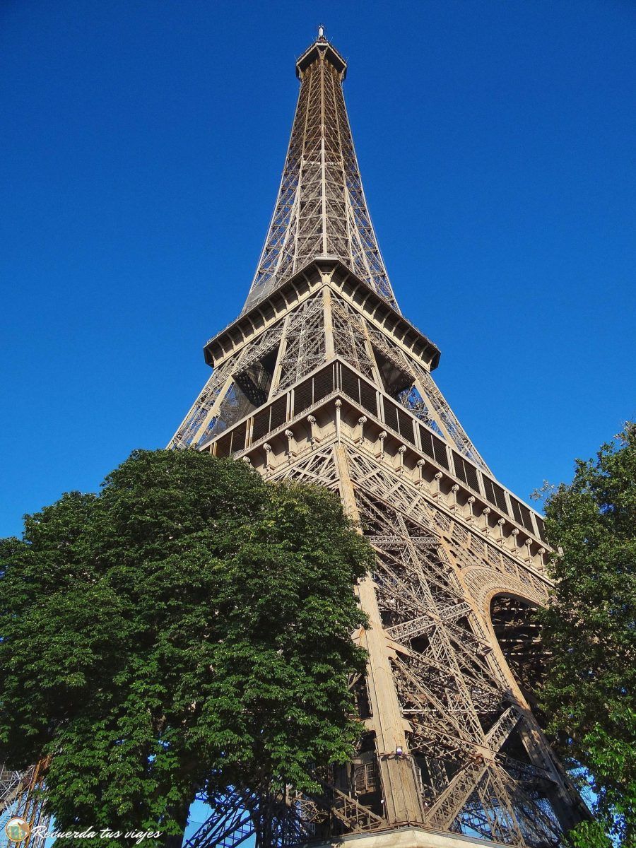 Torre Eiffel desde abajo