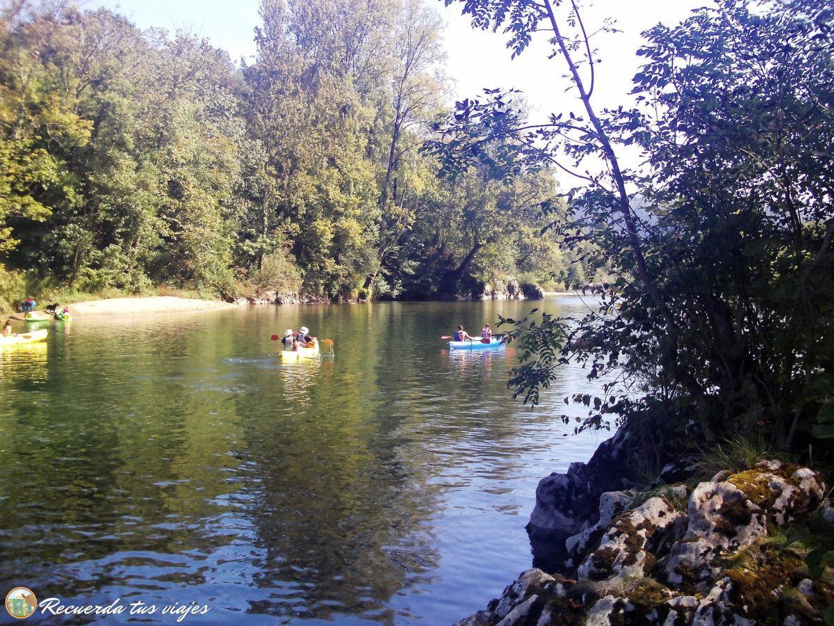 Kayaks en el Sella