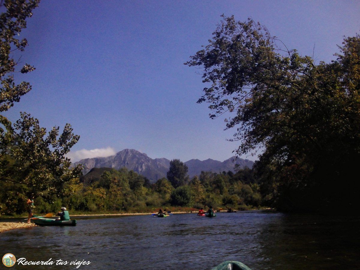 Paisaje con kayaks
