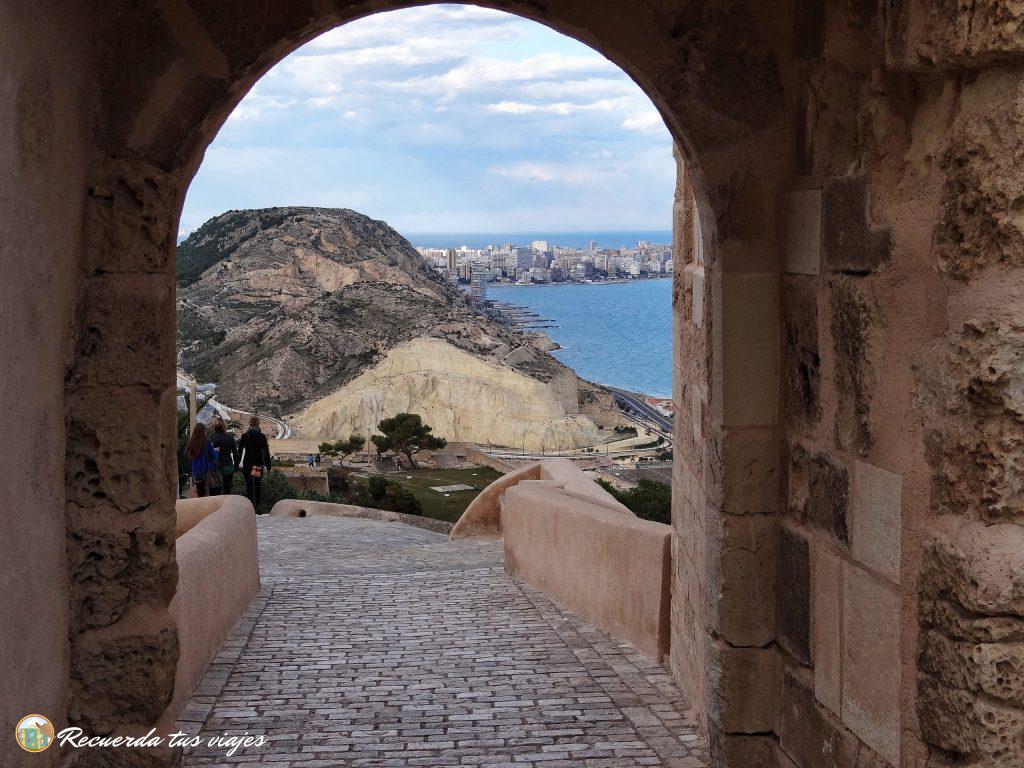 Vistas desde el castillo de la zona de la Albufereta y el Cabo de Huertas