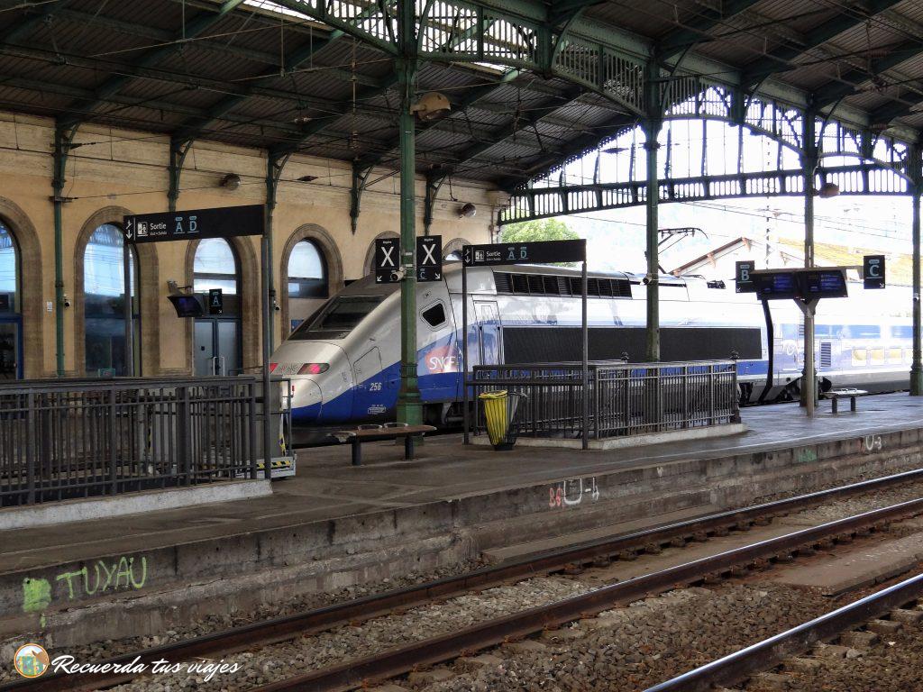 Tren llegando a la estación