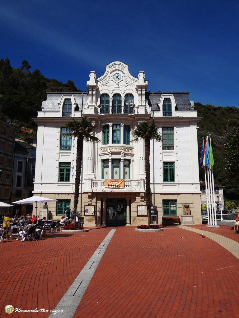 Ayuntamiento - Qué ver en medio día en Luarca