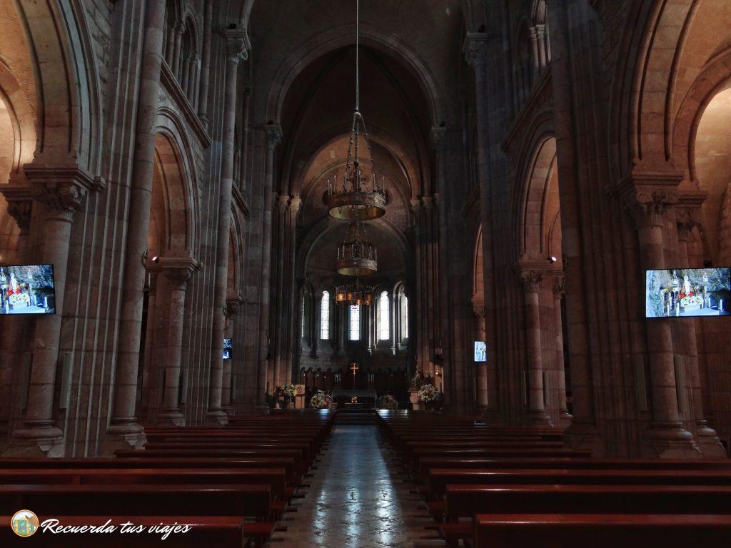 Interior de la basílica