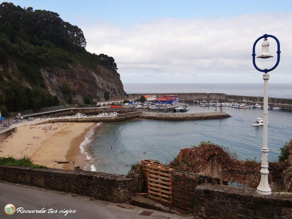 Playa y puerto de Lastres