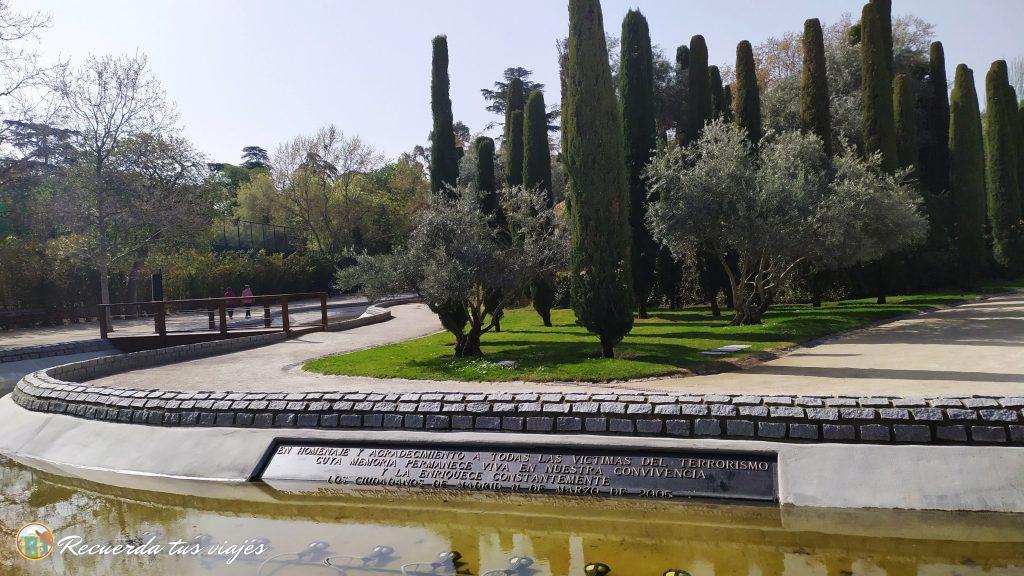 Bosque del recuerdo - Ver el Parque del Retiro de Madrid en medio día