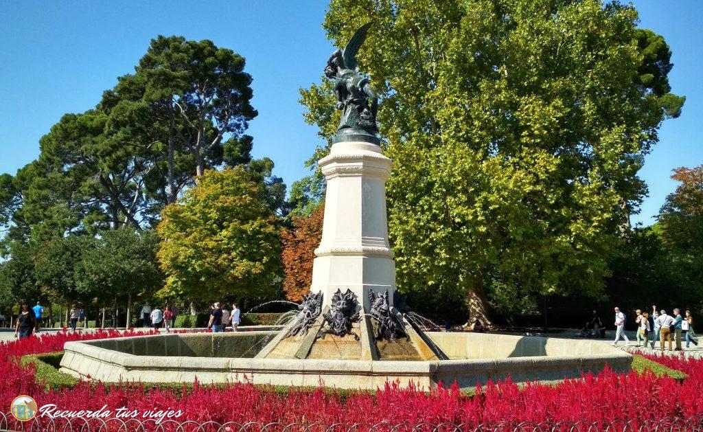 Fuente del Ángel Caído - Ver el Parque del Retiro de Madrid en medio día