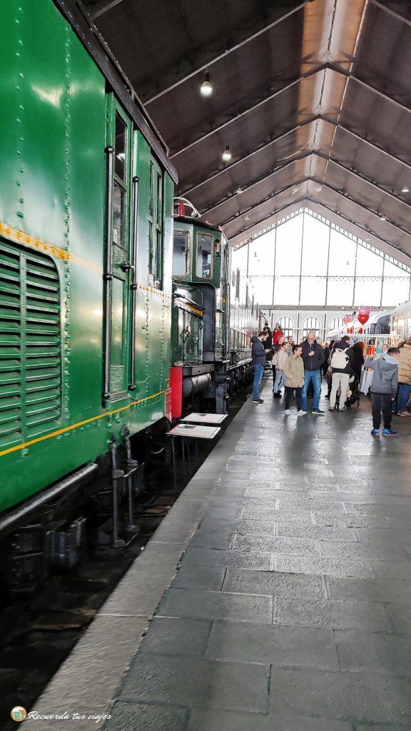 Gente paseando entre los trenes