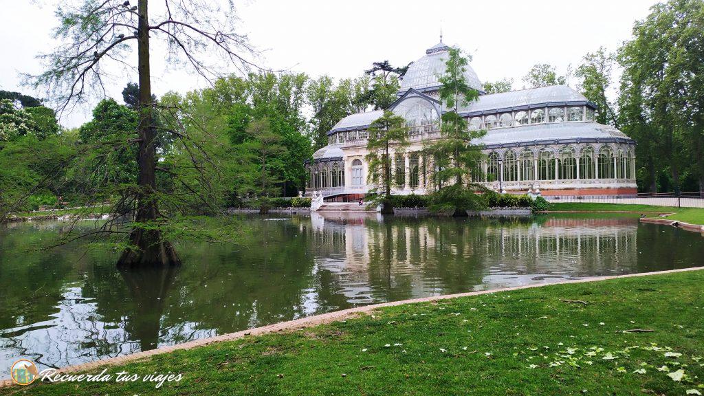 Palacio de Cristal y estanque - Ver el Parque del Retiro de Madrid en medio día