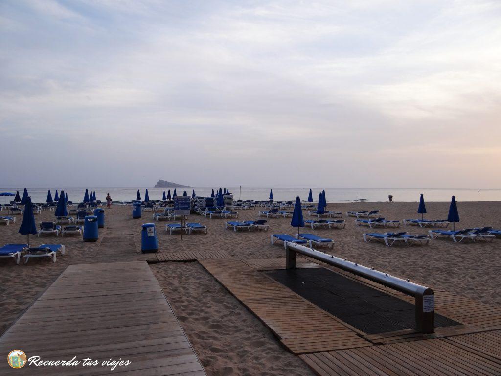 Playa de Levante e islote - Qué ver en Benidorm en familia