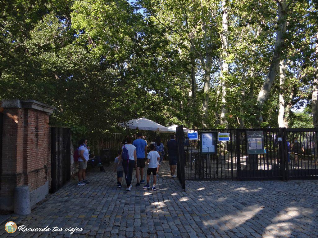 Acceso al Jardín del Capricho