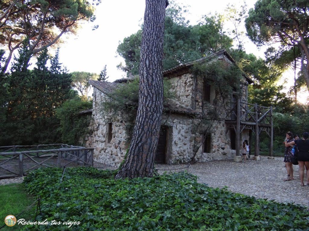 La casa de la vieja - Visitar el El jardín del Capricho en Madrid