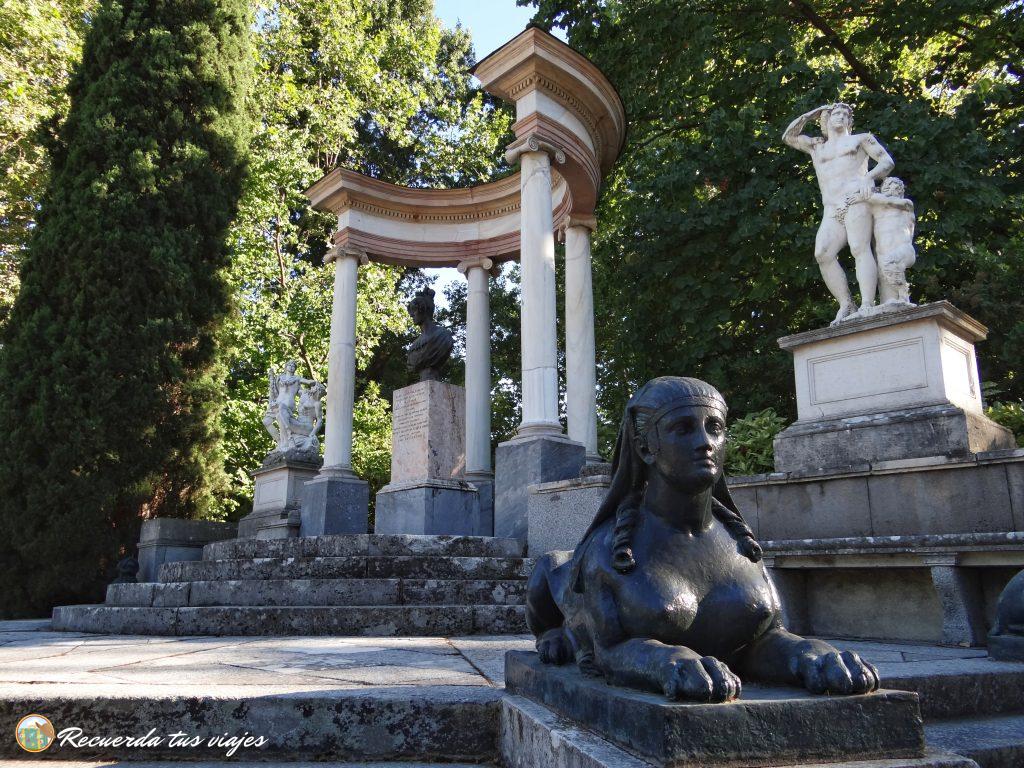 Plaza de los emperadores - Visitar el El jardín del Capricho en Madrid