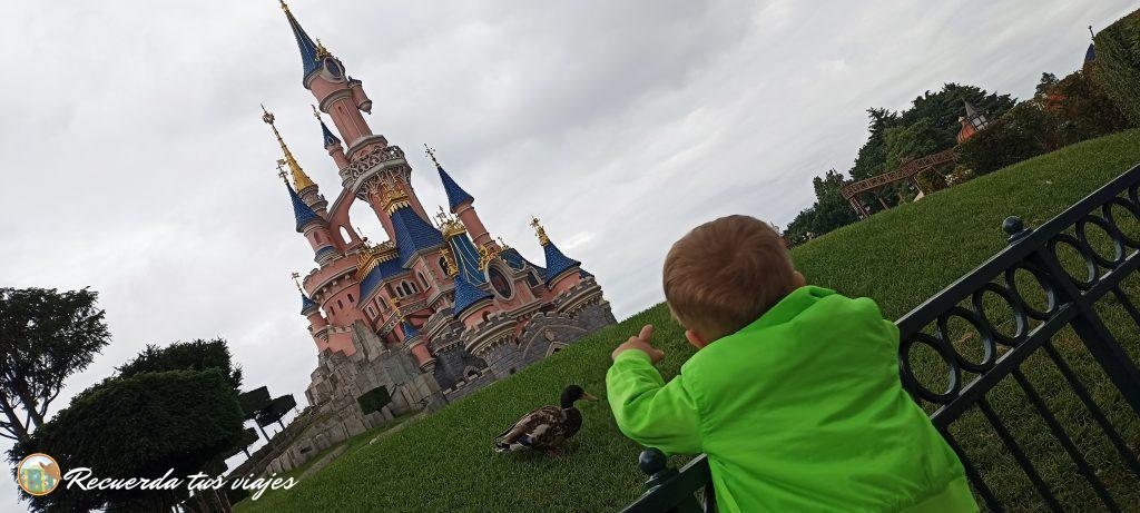 Adrián y el castillo - Itinerario de 1 día en el parque Disneyland de París con niños pequeños