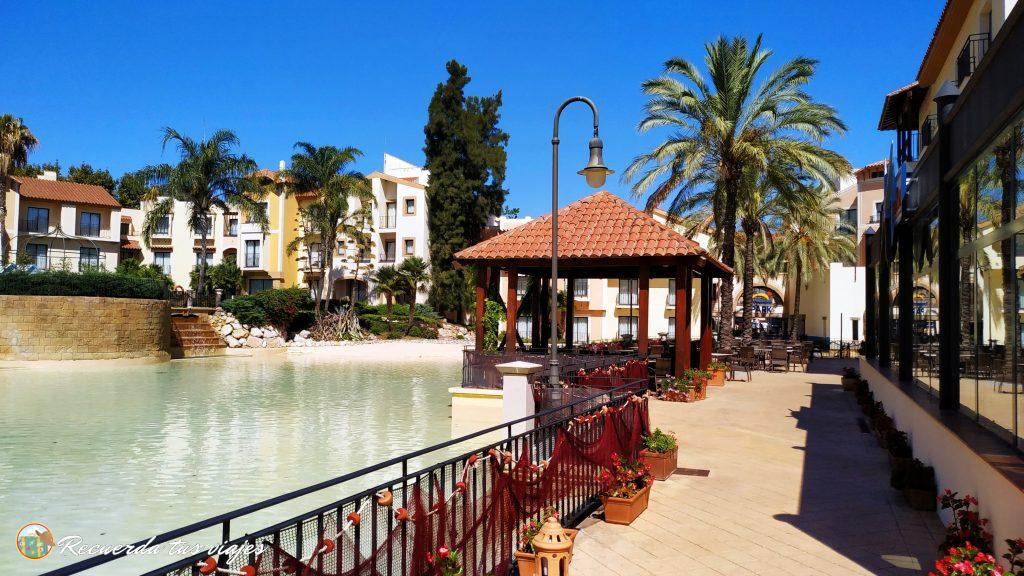 Paseo de acceso al parque desde el hotel PortAventura