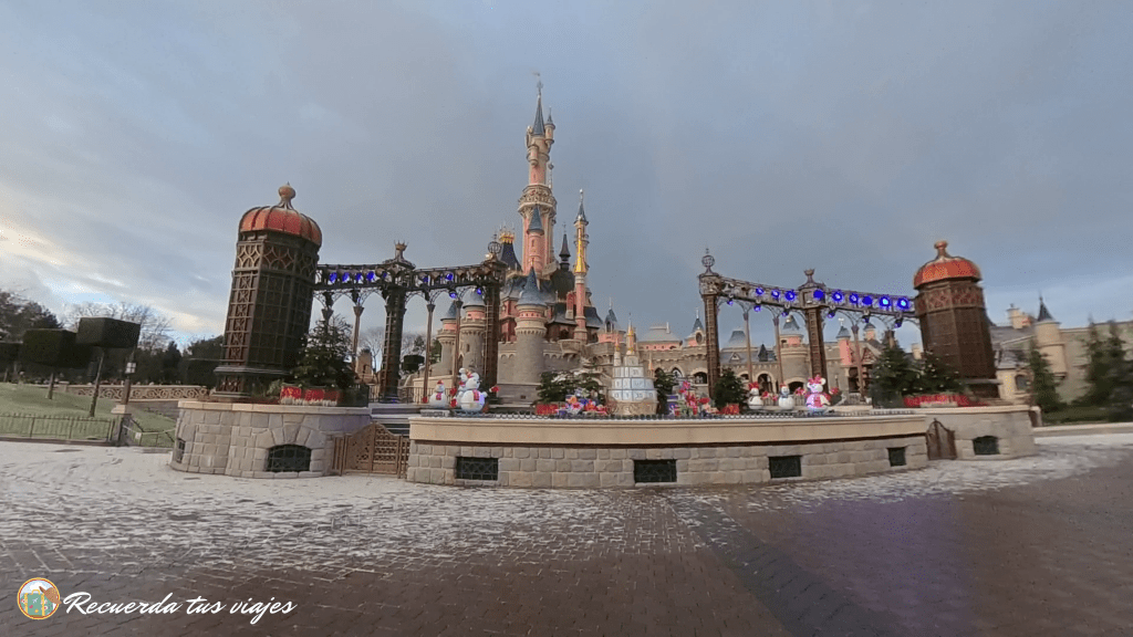 Escenario Plaza central nevado - Disneyland París en Navidad: Guía Completa